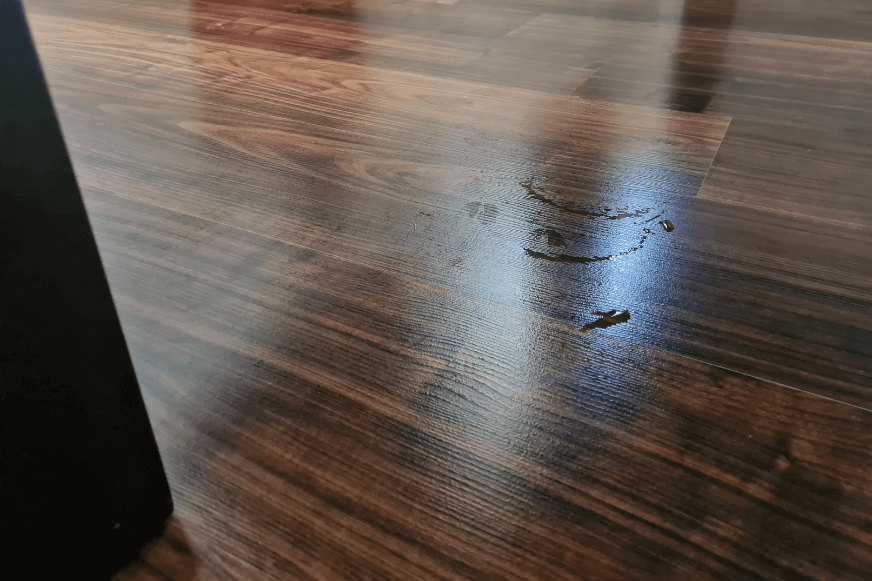 Nach dem Wischen durch den Ecovacs Deebot X1 Turbo sind Wasserspritzer am Boden zu sehen